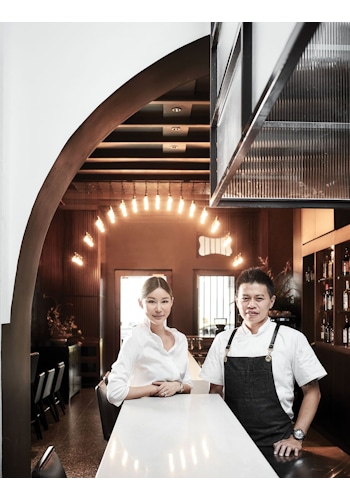 Experience the Essence of Venetian Design and Hospitality at Bar Cicheti, Singapore, design by Studio Königshausen. This Singaporean gem features a minimalist interior adorned with classic bistro elements, paying homage to Venetian Gothic architecture. 